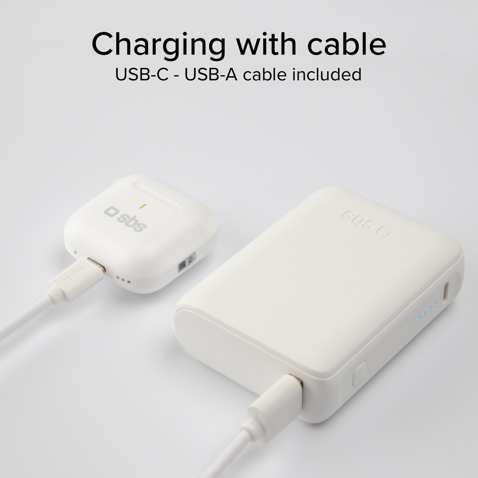 Una custodia di ricarica bianca e un power bank collegati da cavi.