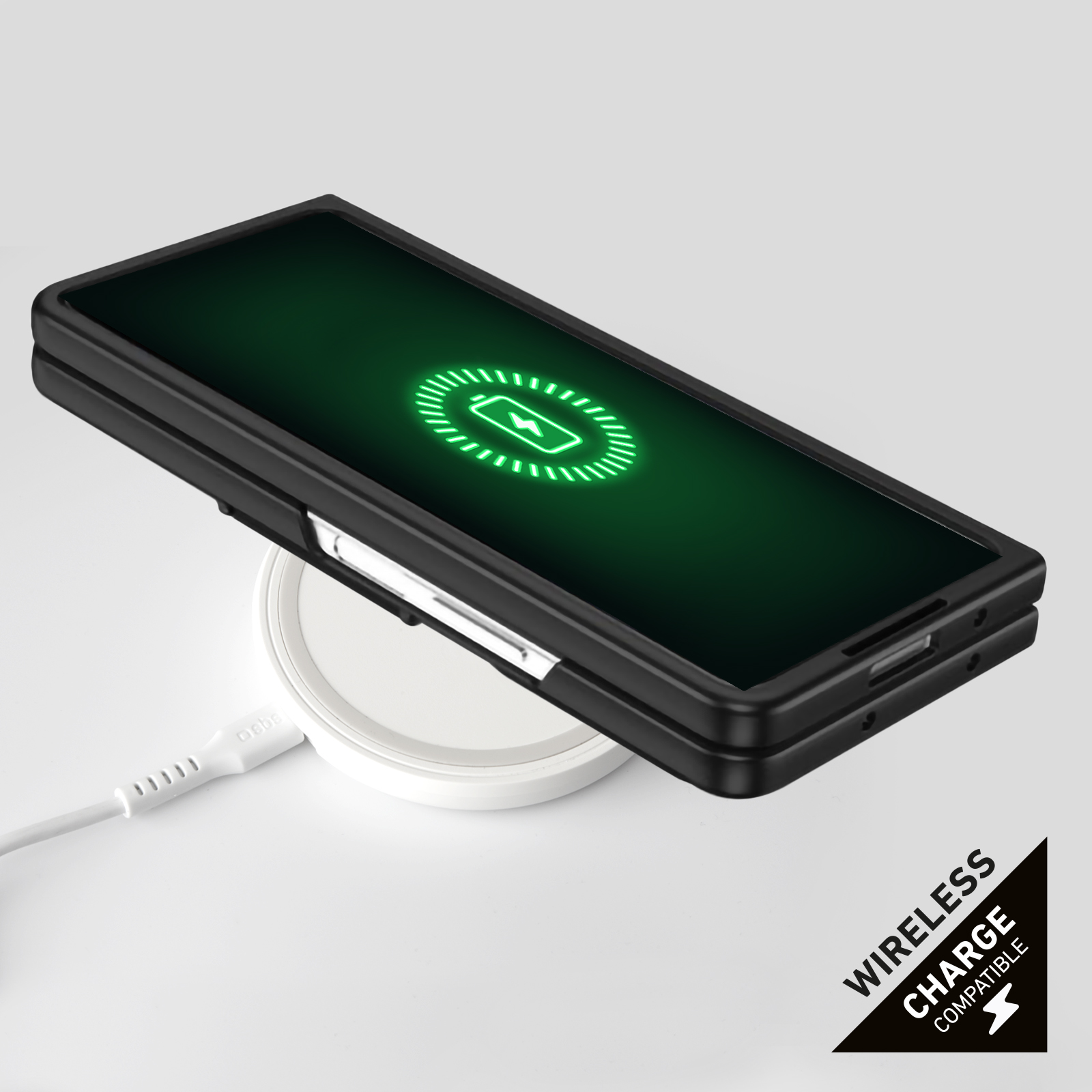 Un telefono nero è in carica wireless su una base di ricarica bianca.