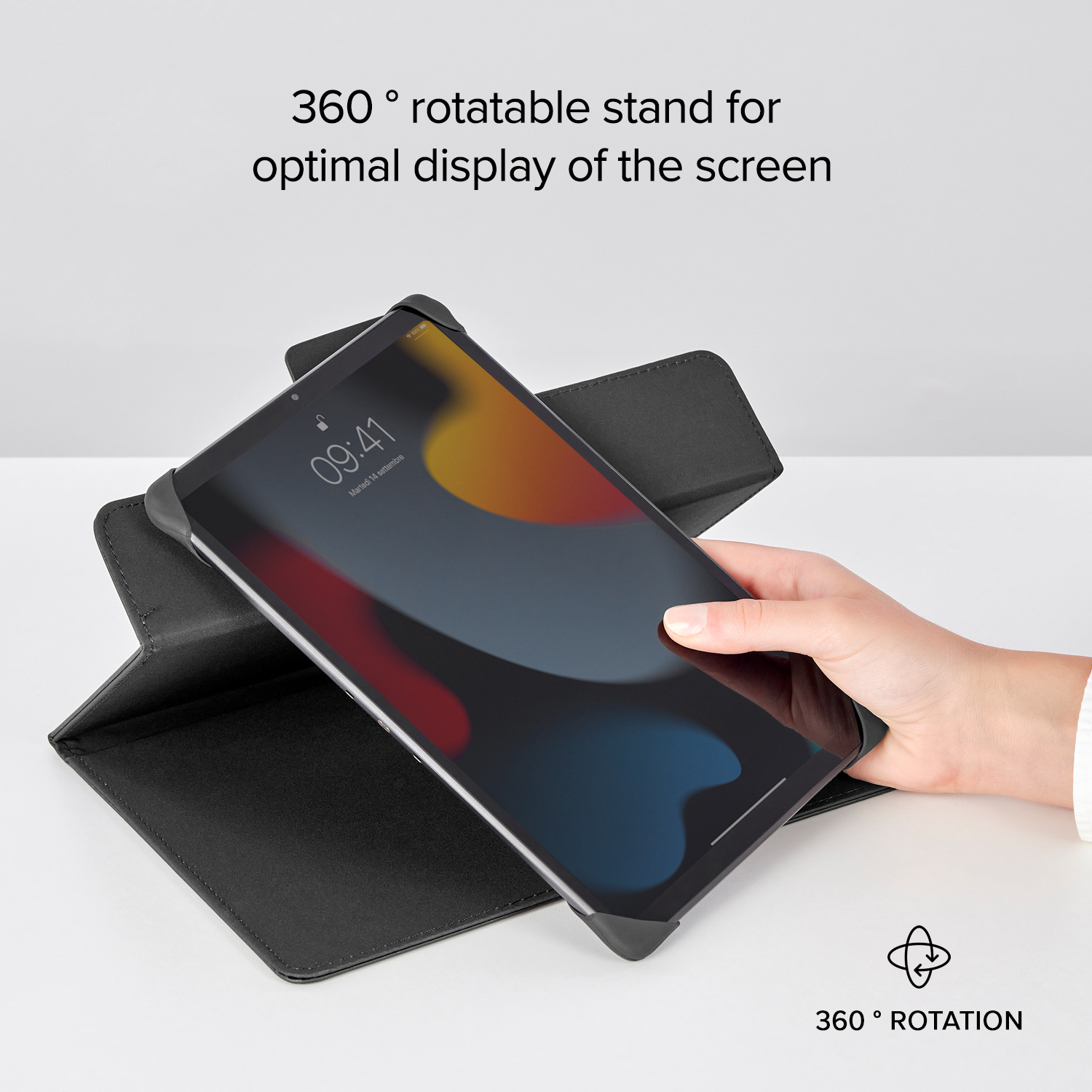 Una mano tiene un tablet in un supporto nero con rotazione di 360 gradi.