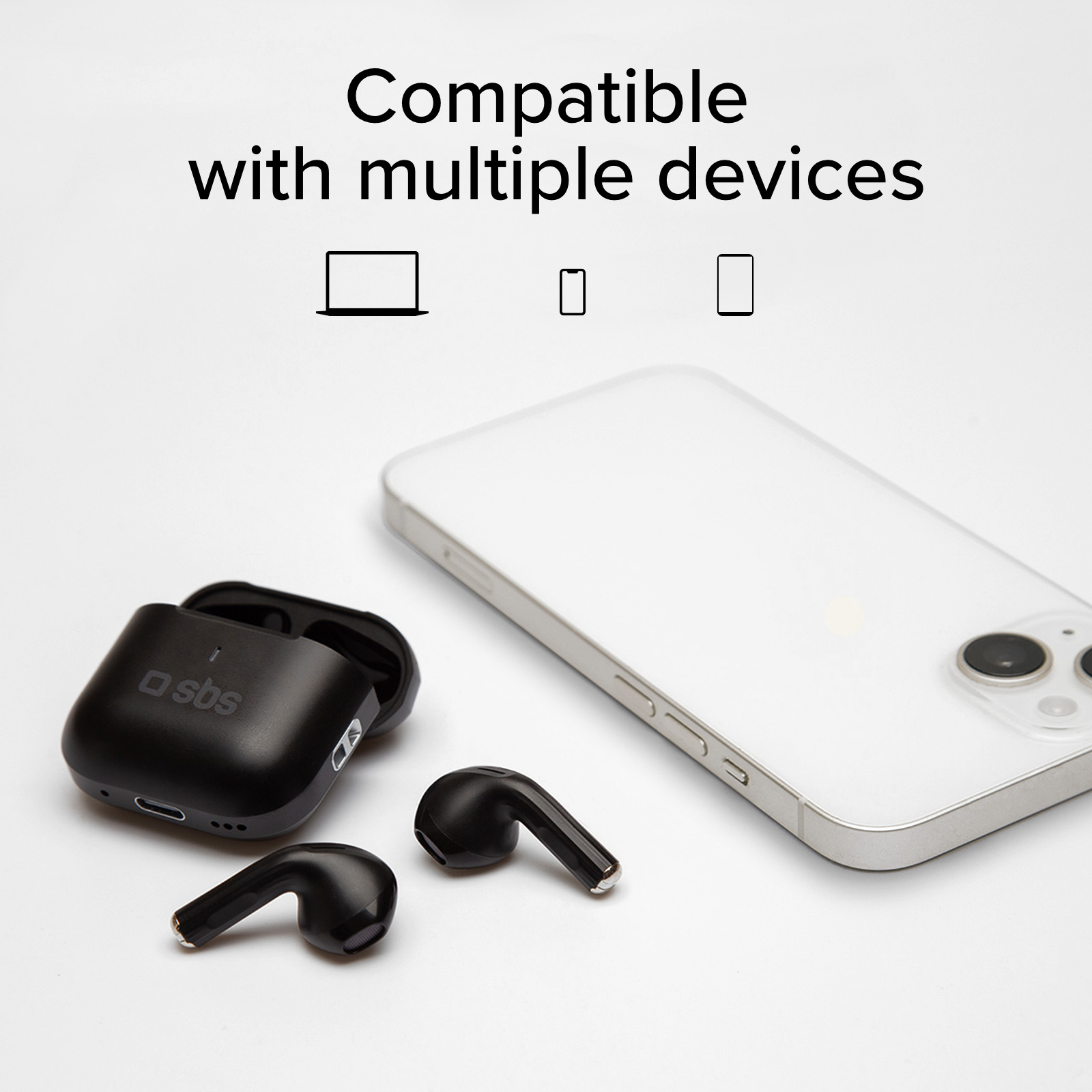 Auricolari neri con custodia di ricarica e smartphone bianco su sfondo bianco.