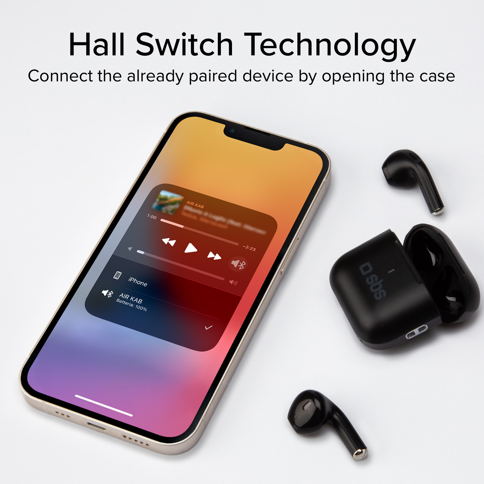 Un iPhone nero mostra l'app musicale. Vicino ci sono auricolari neri e una custodia.
