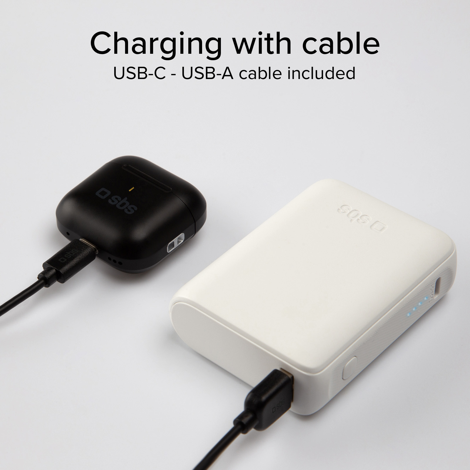 Una custodia di ricarica nera e un power bank bianco collegati da cavi.