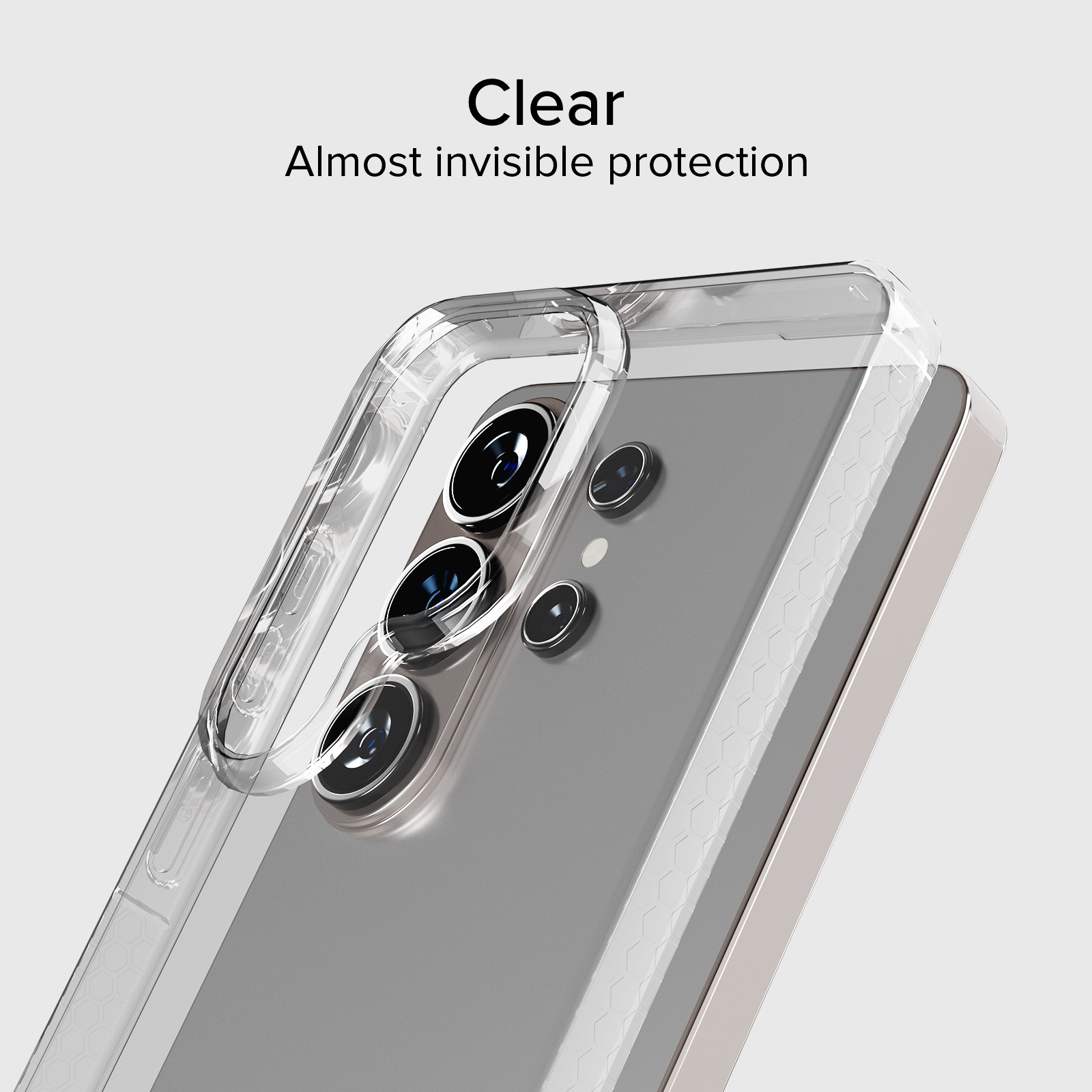 Funda transparente protegiendo cámara de smartphone con tres lentes.