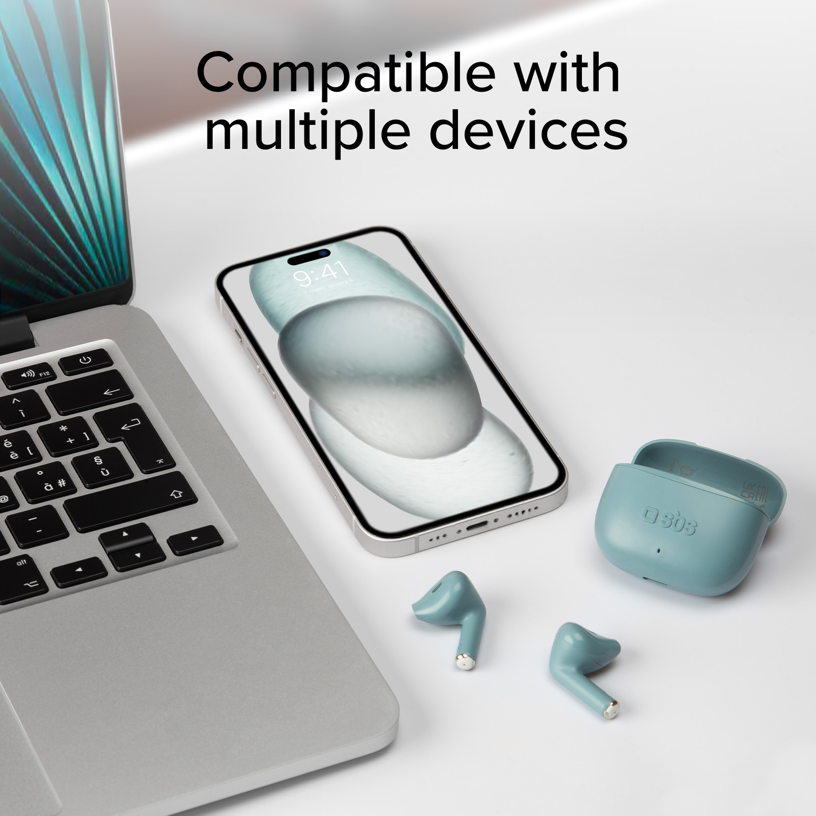 Un laptop, uno smartphone e una custodia di ricarica per auricolari blu con due auricolari.