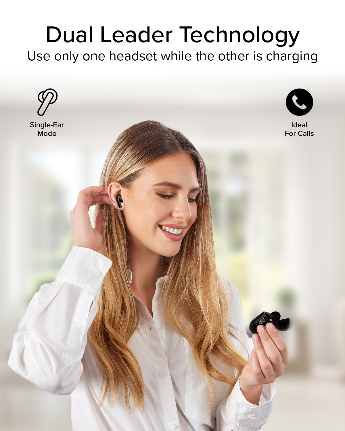 Donna inserisce auricolare nero, tiene custodia. Tecnologia Dual Leader.