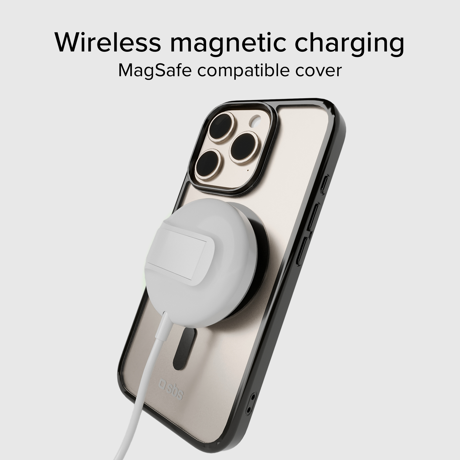 Un caricabatterie MagSafe bianco è attaccato al retro di un iPhone.