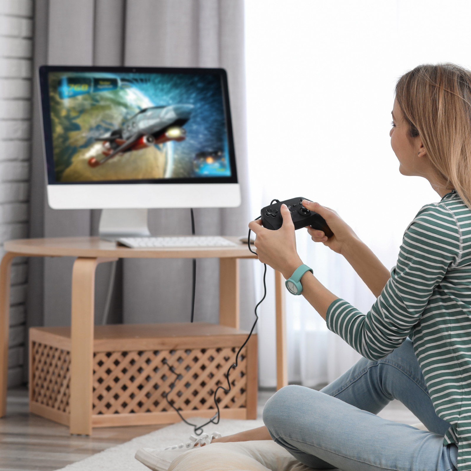 Una mujer juega a un videojuego con una nave espacial en pantalla.