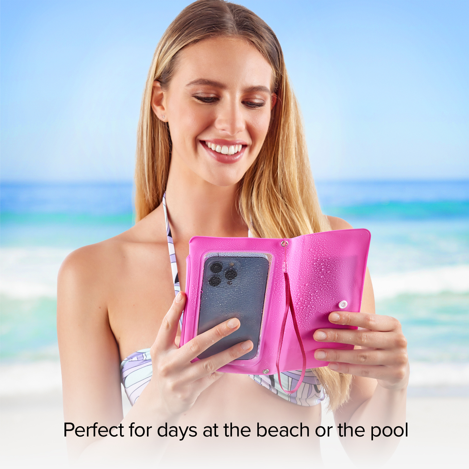 Una donna in bikini tiene una custodia impermeabile rosa per telefono con un telefono bagnato.