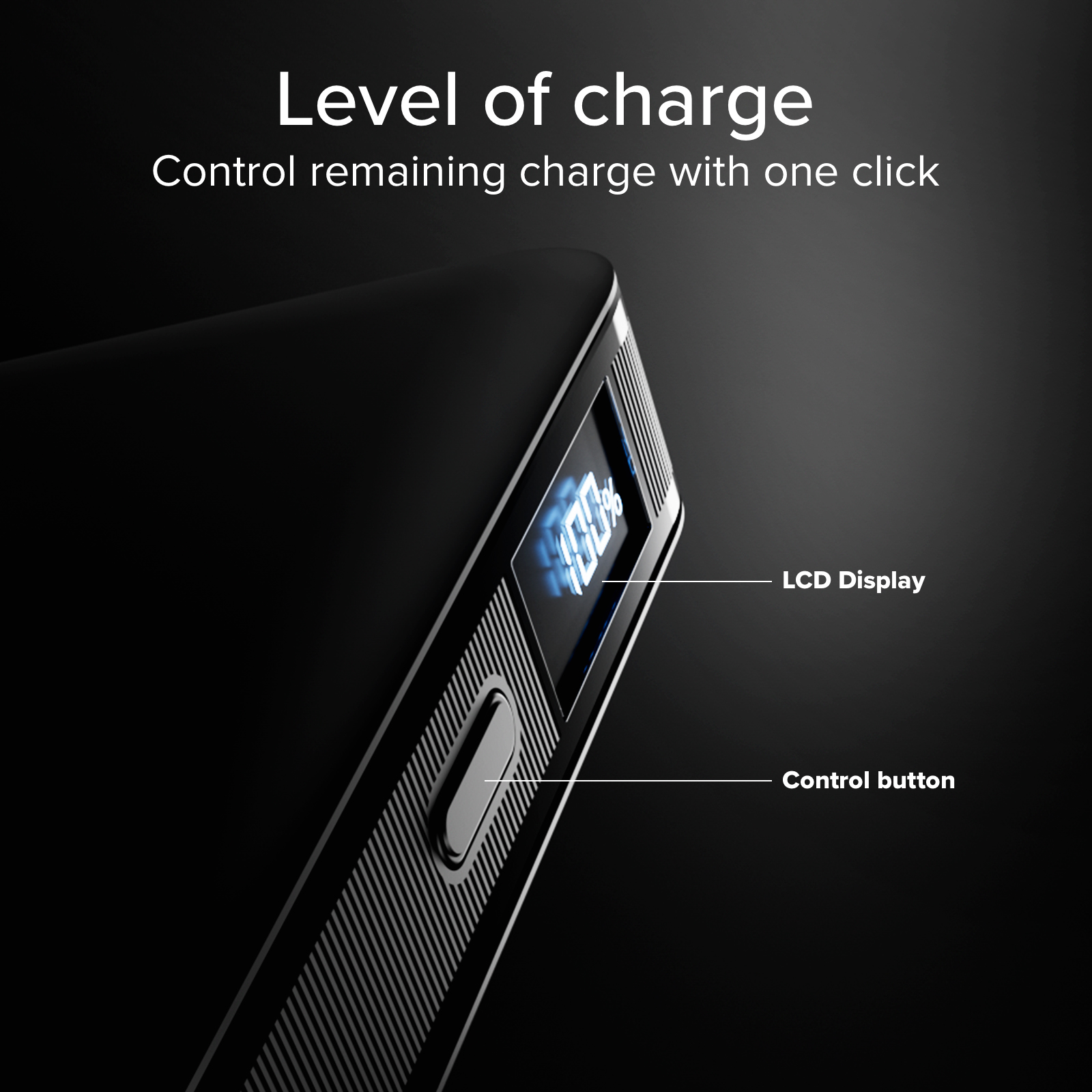Dettaglio power bank nera con 100% di carica su LCD e pulsante di controllo.