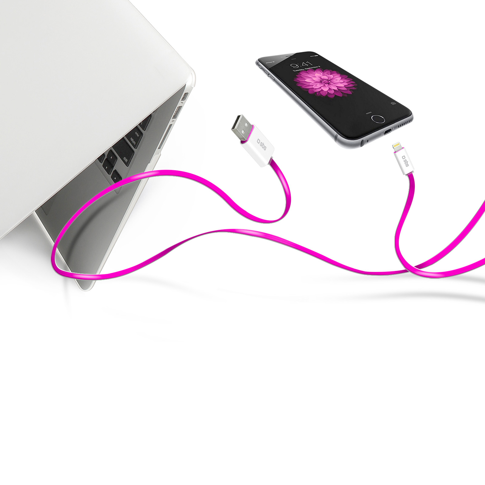 Un cavo USB rosa collega uno smartphone argentato a un laptop bianco.