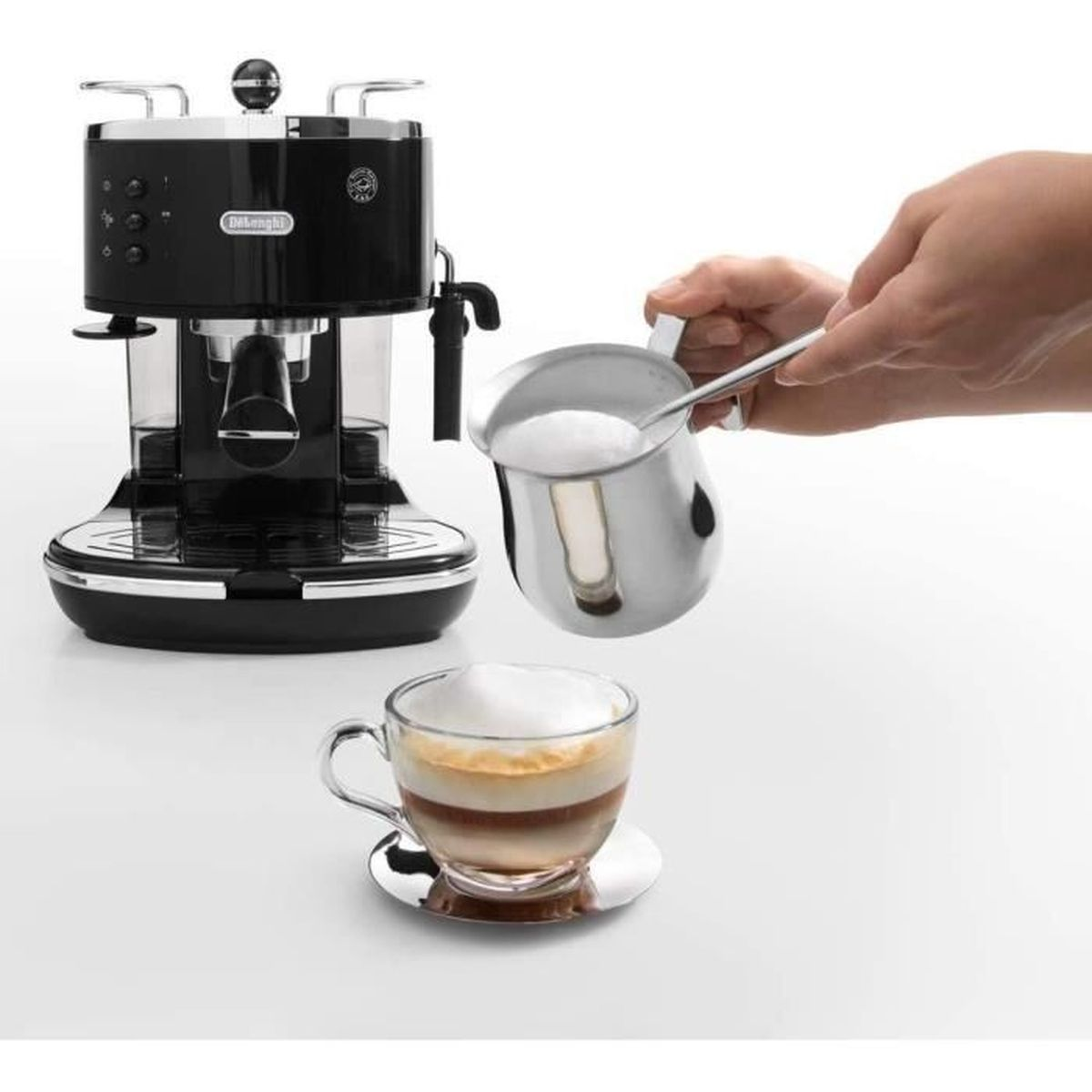 Een zwarte espressomachine met een melkkan en een kop cappuccino.