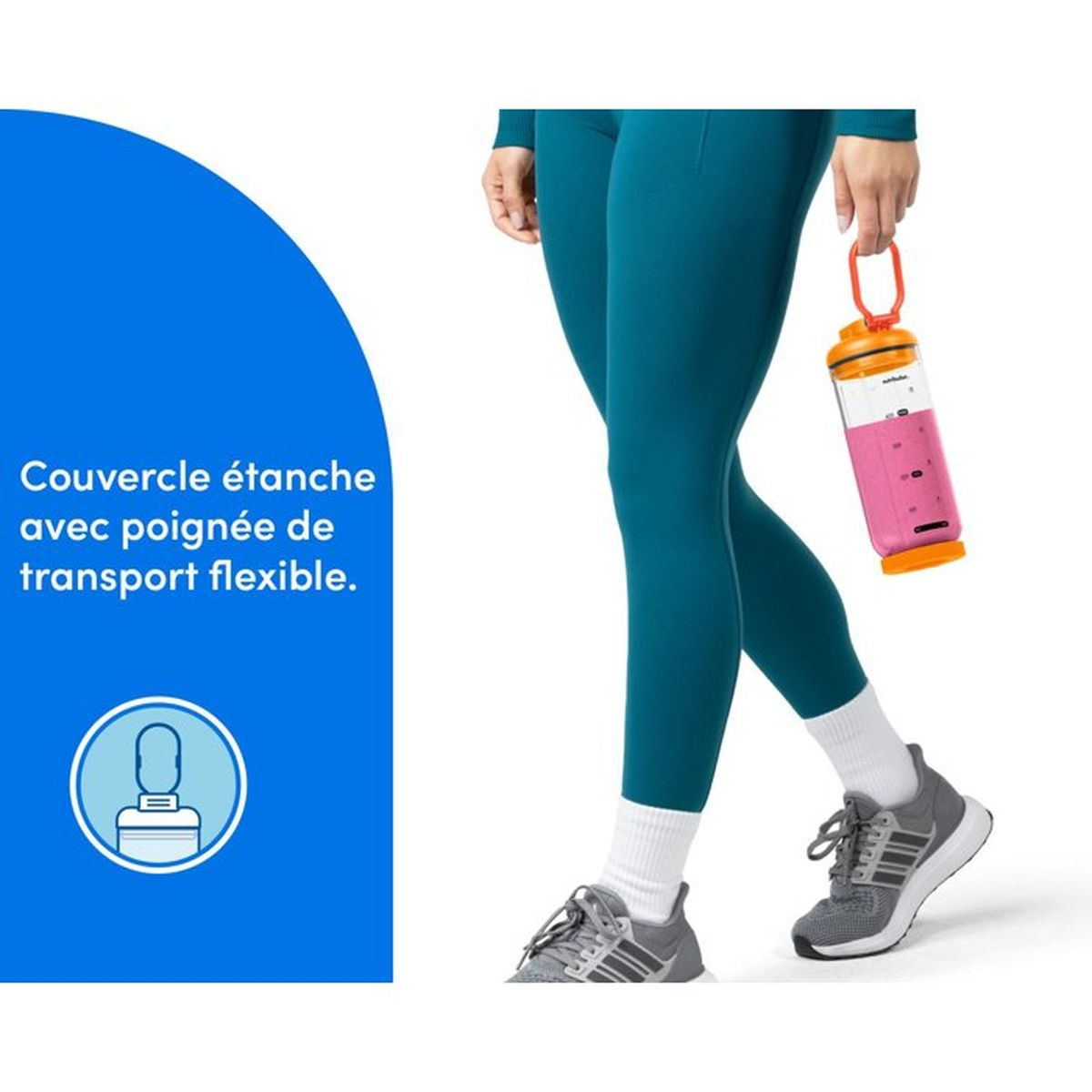 Person mit türkisfarbener Leggings hält einen durchsichtigen Mixer mit rosa Inhalt.