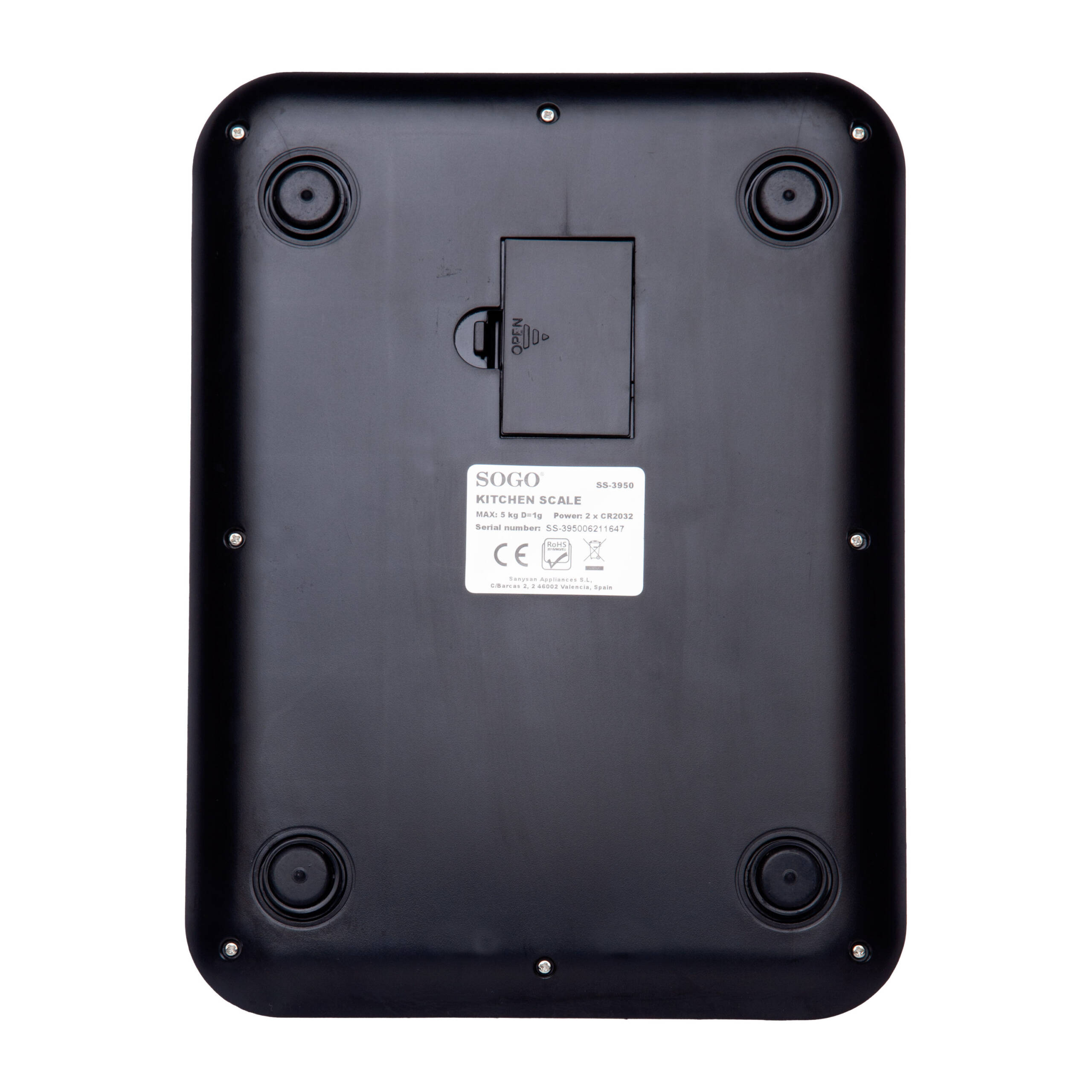 Parte inferiore di una bilancia da cucina nera con etichetta e coperchio batteria.