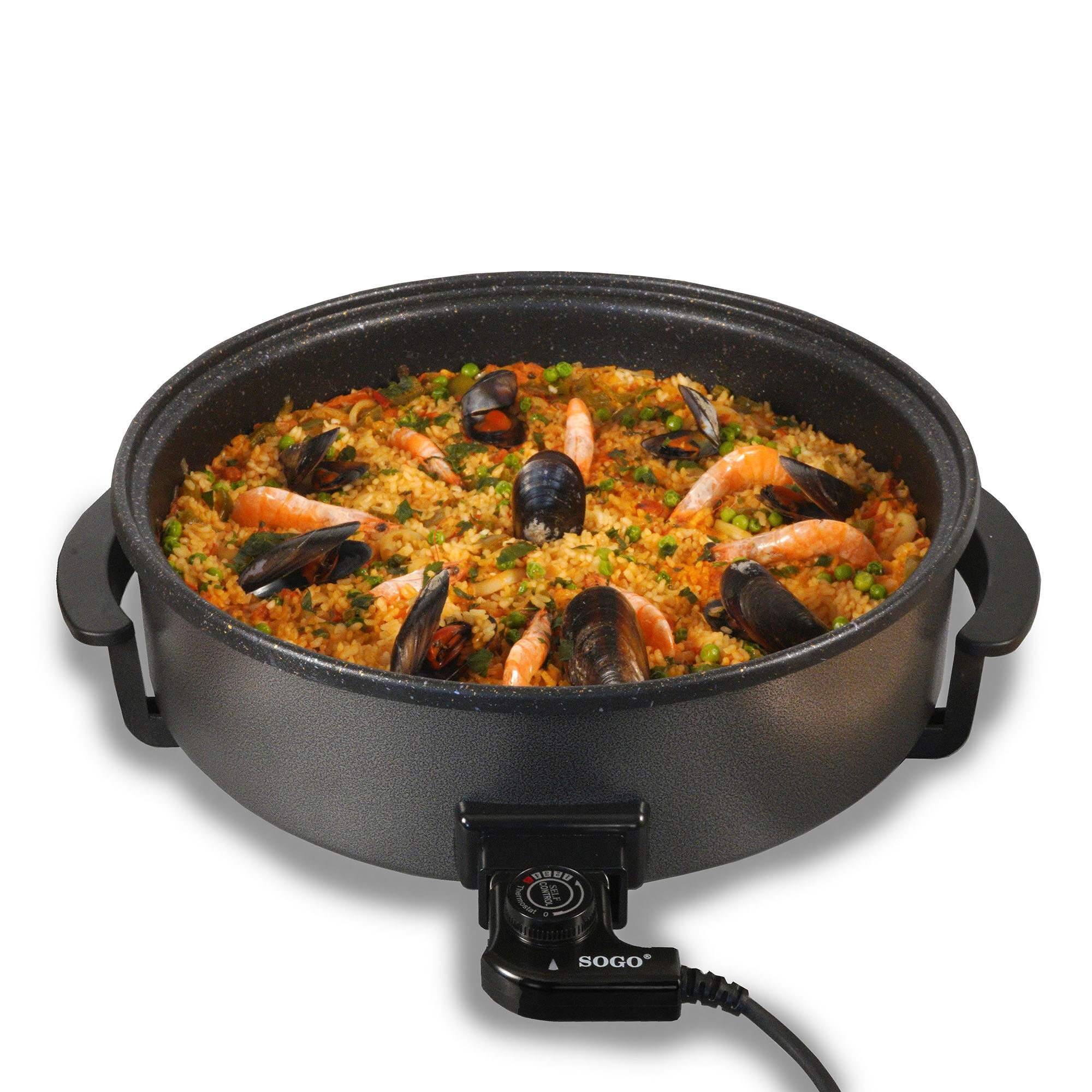 Una padella elettrica piena di paella, guarnita con gamberi e cozze.