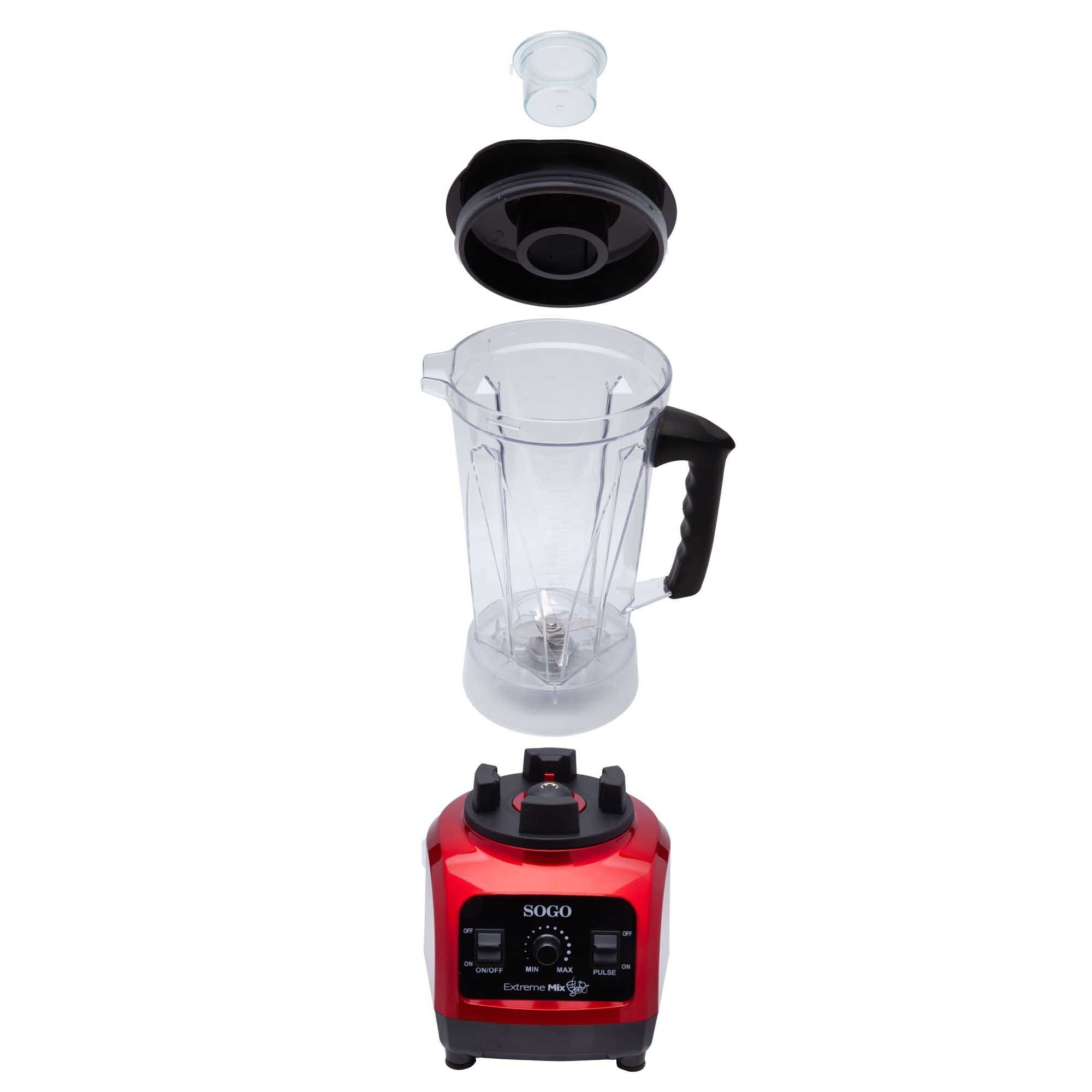 Un frullatore rosso con caraffa trasparente, coperchio e tappo dosatore, tutti separati.