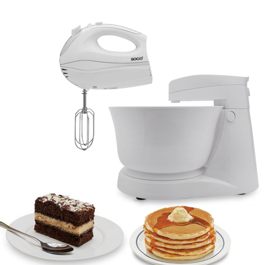 Sbattitore elettrico bianco, impastatrice bianca con ciotola, torta e pancake.