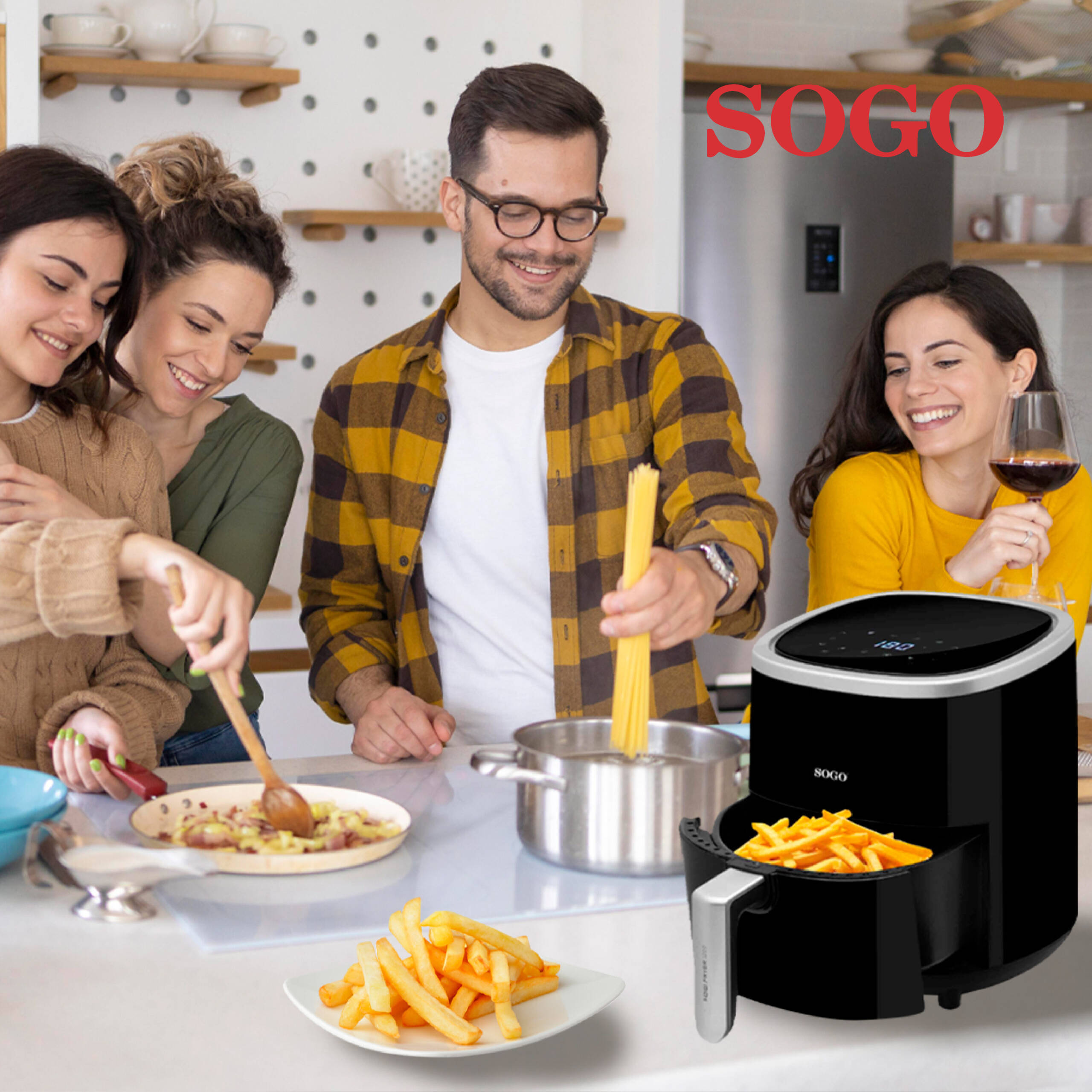 Czterech przyjaciół gotuje i śmieje się w kuchni z frytkownicą Sogo.