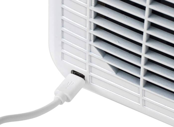 Un cavo USB bianco è collegato a una griglia di ventilatore bianca.
