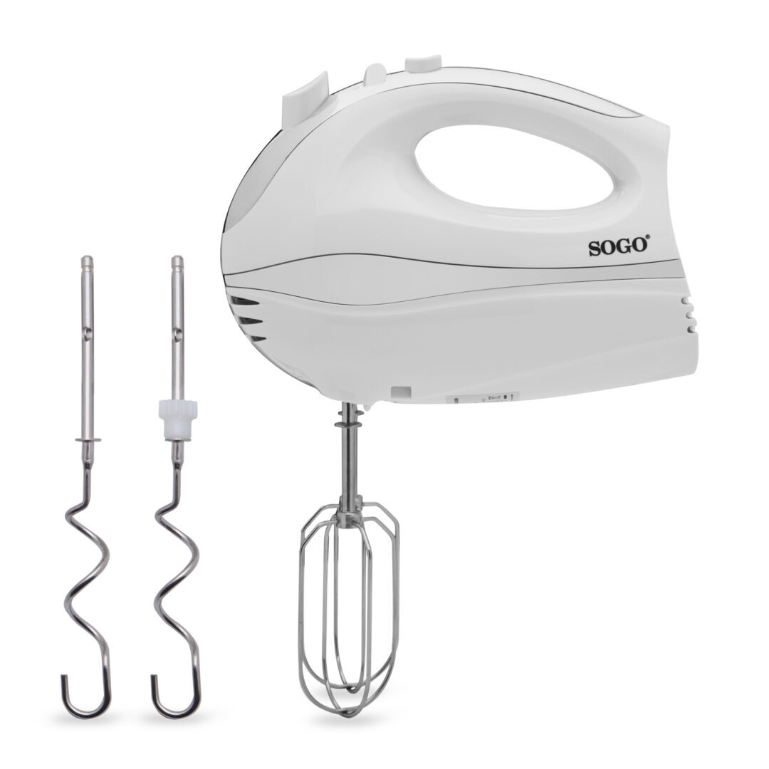 Sbattitore elettrico bianco Sogo con due fruste e un accessorio.