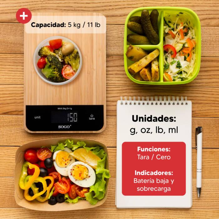 Küchenwaage mit Lebensmitteln und Notizbuch, zeigt 150g an. Zutaten: Brokkoli, Tomaten, Eier, Gurken.