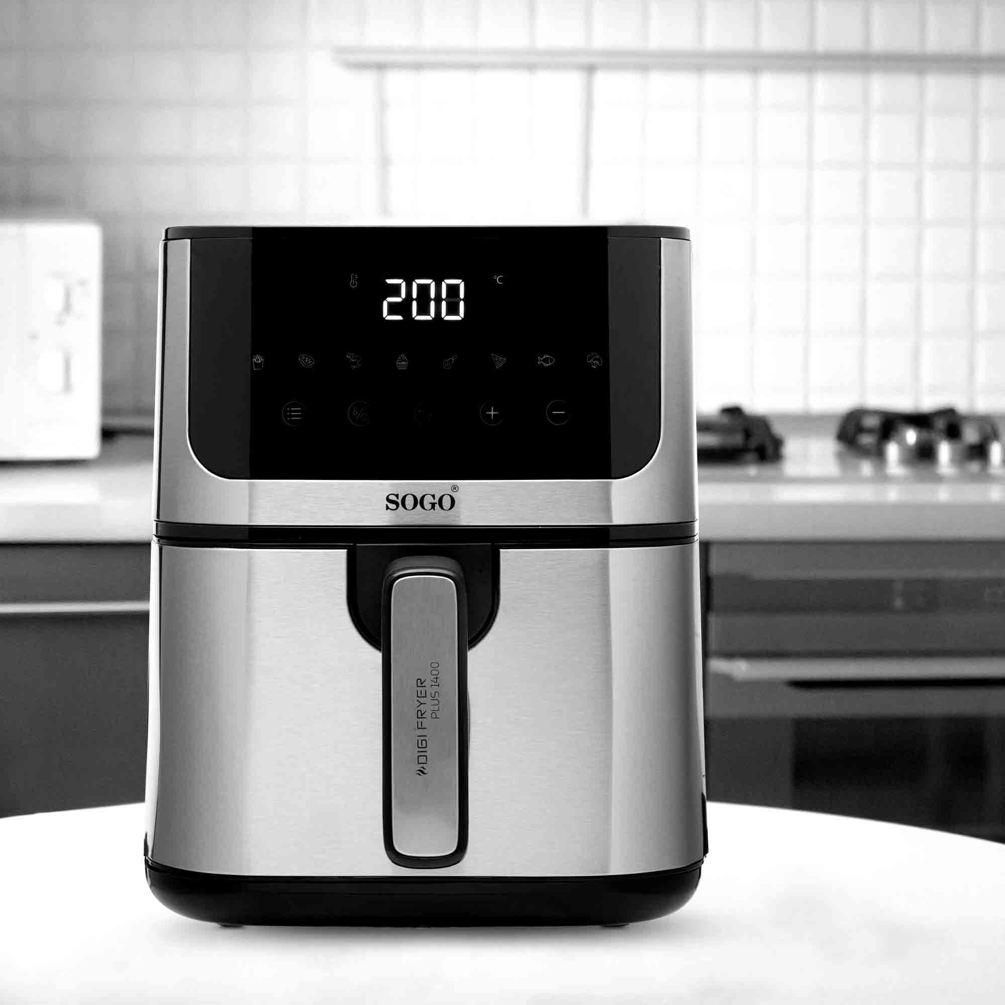 Friggitrice ad aria in acciaio inox con display digitale che mostra 200°C.