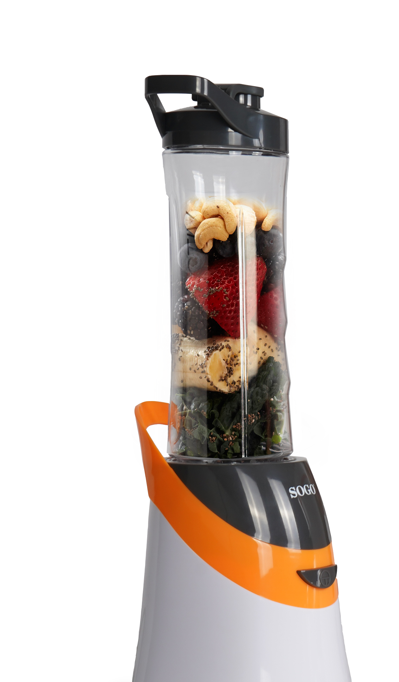 Un bicchiere per frullatore SOGO riempito con frutta a strati: cavolo riccio, banana, more, fragole, mirtilli e anacardi.