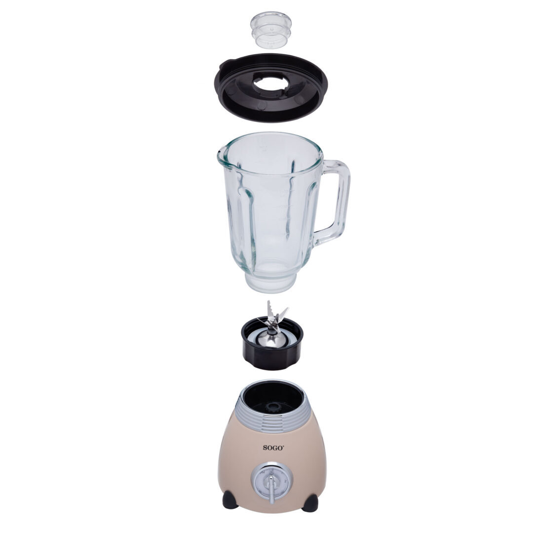 Zerlegter Mixer: Glasbehälter, schwarzer Deckel, Klinge und beige Basis.