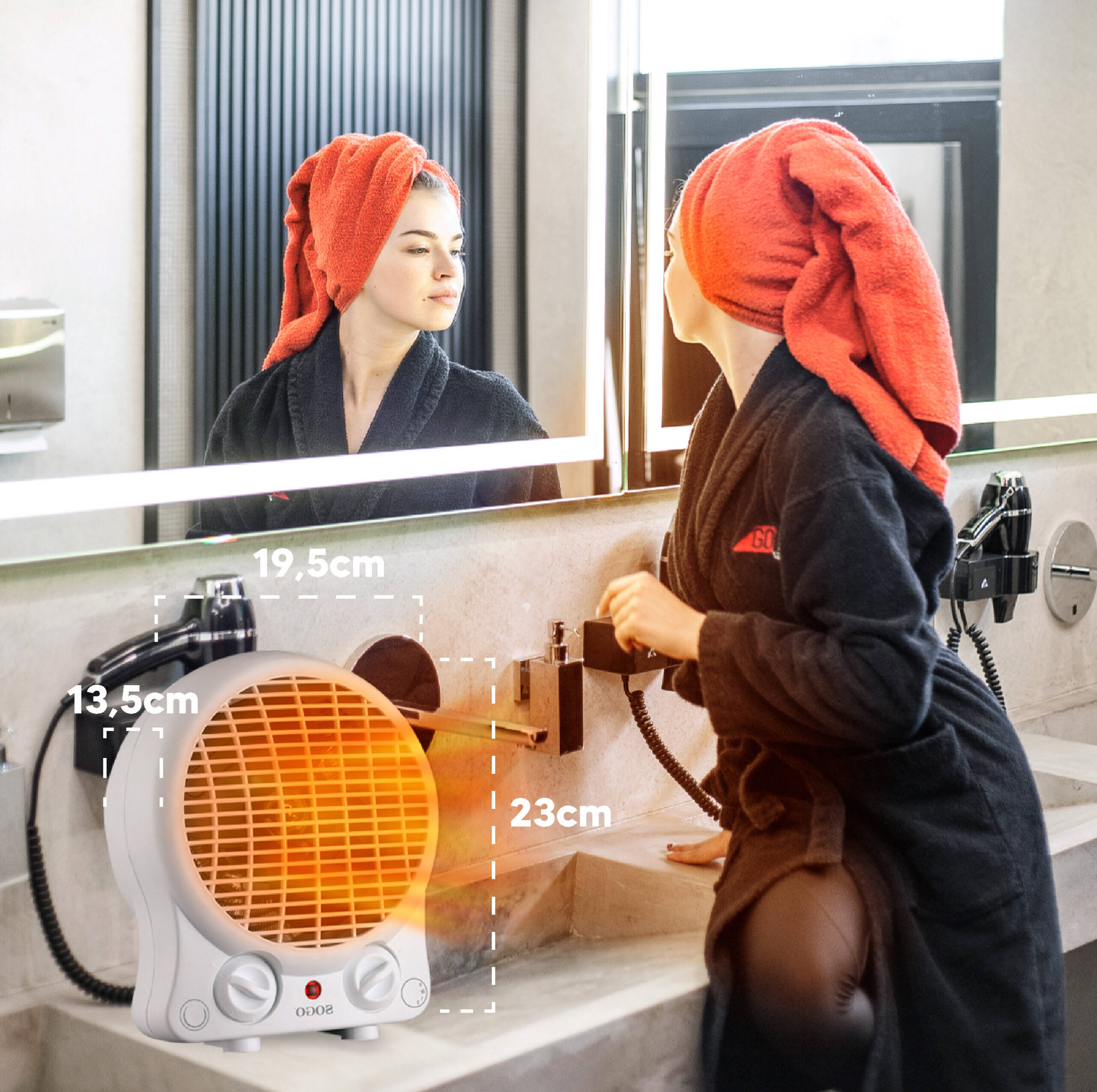 Una donna in accappatoio con asciugamano arancione in testa si guarda allo specchio.