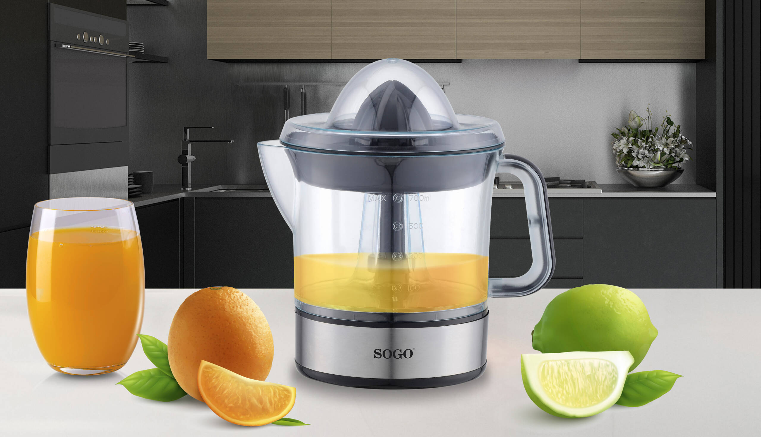 Spremiagrumi elettrico con contenitore in vetro, arance e lime accanto.