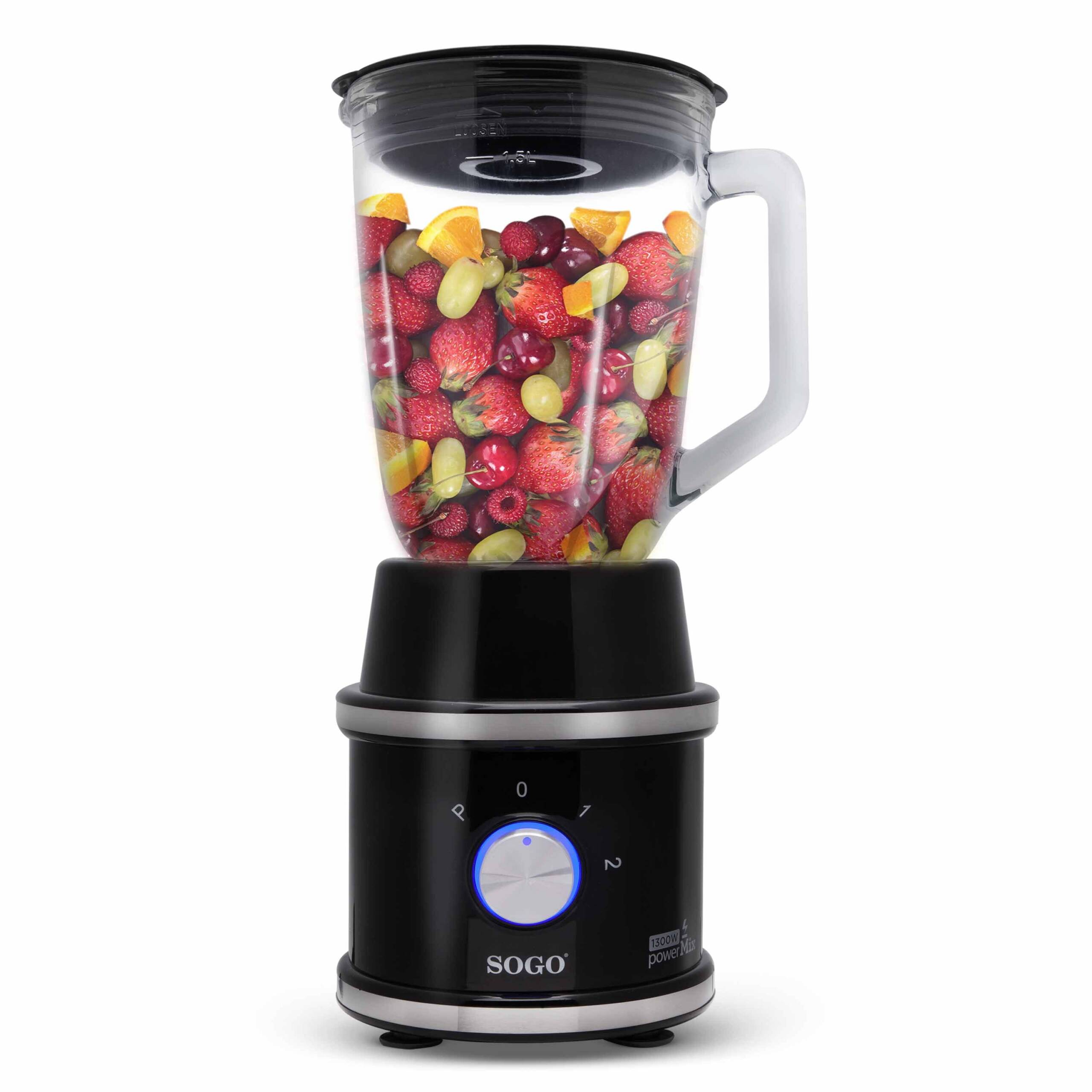 Un frullatore nero con un boccale di vetro riempito di fragole, arance, ciliegie e uva.