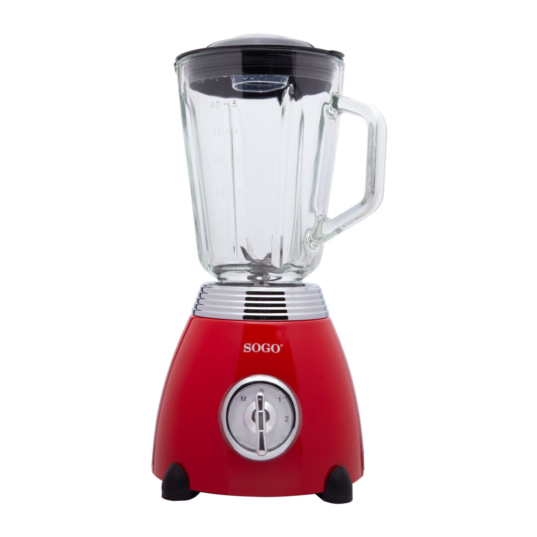 Ein roter SOGO Mixer mit einem klaren Glaskrug und einem schwarzen Deckel ist vor weißem Hintergrund abgebildet.
