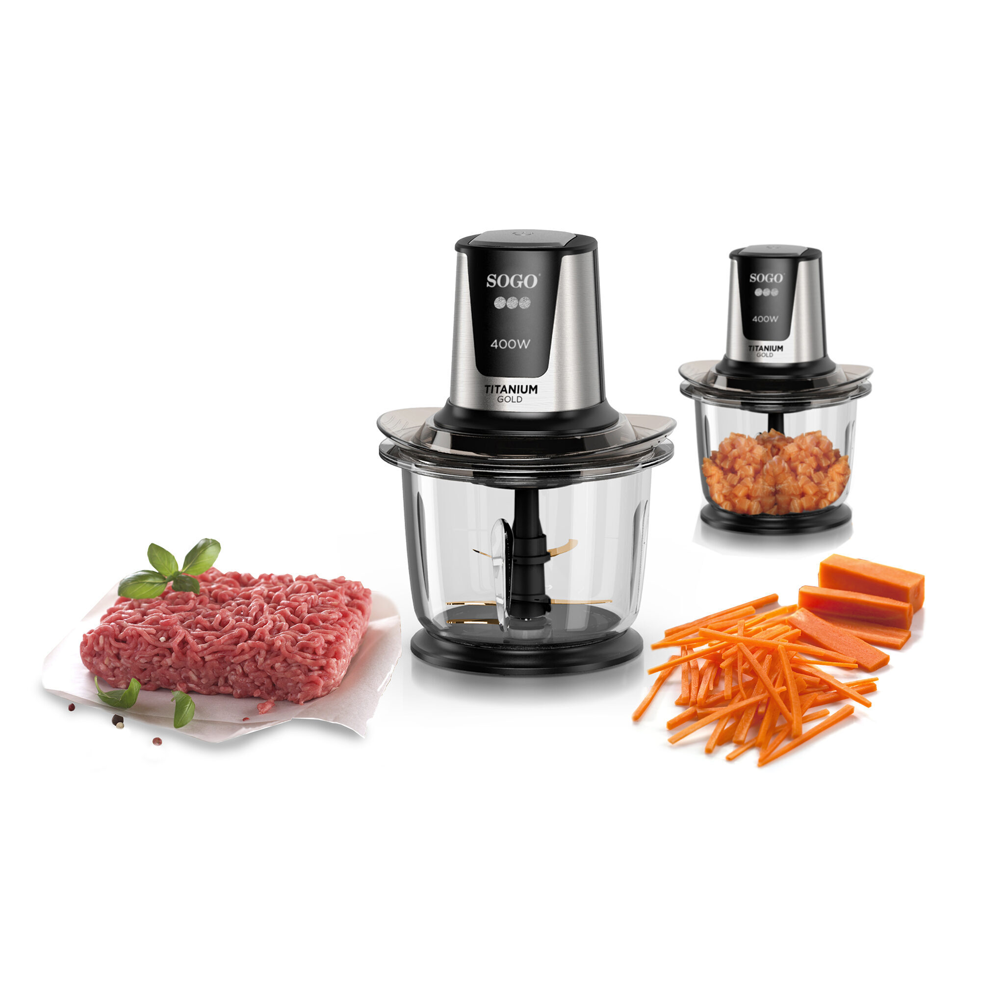 Un robot da cucina Sogo con carne macinata, carote a julienne e tritate.