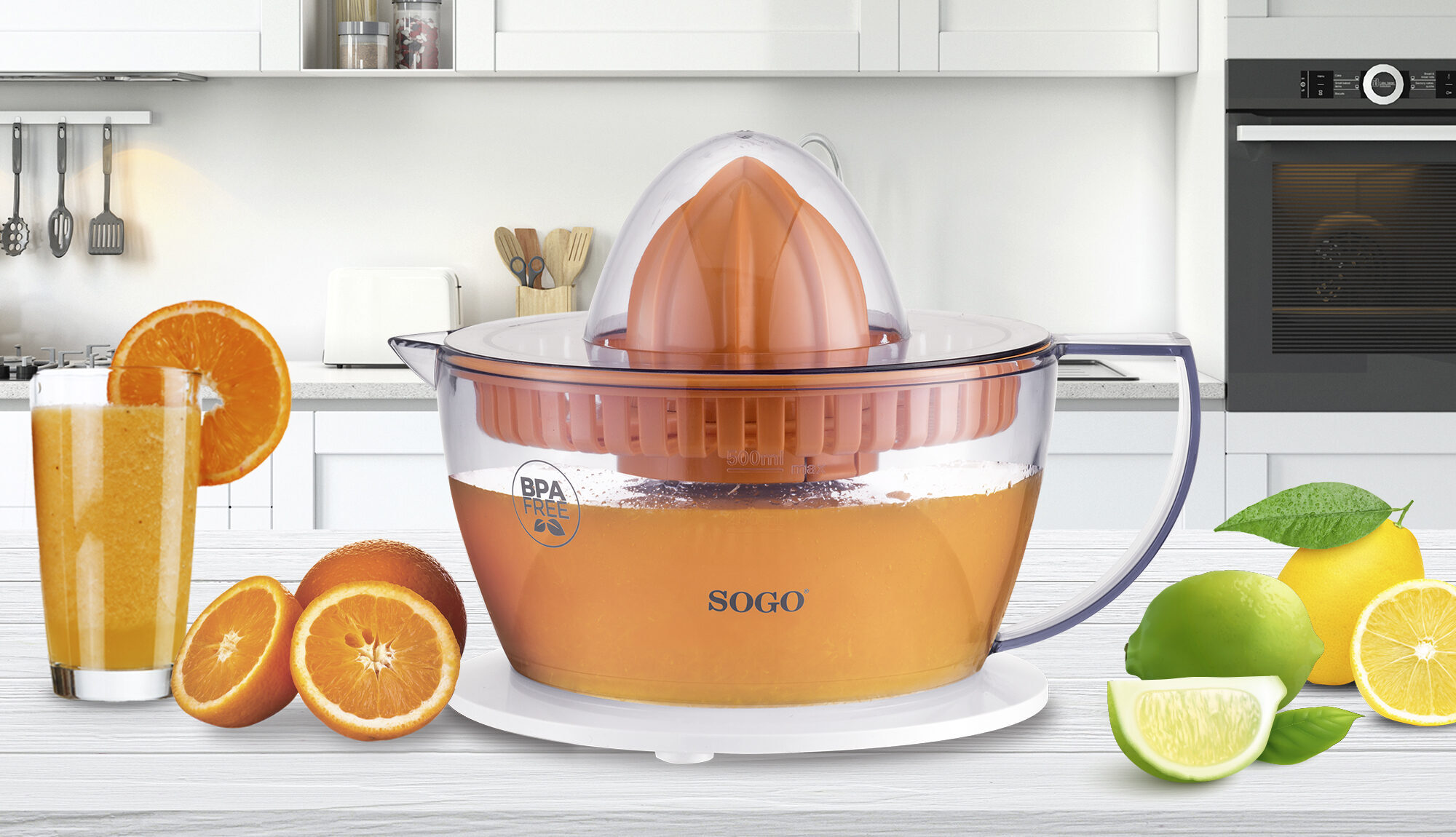 Un spremiagrumi elettrico con arance e agrumi su un bancone da cucina.