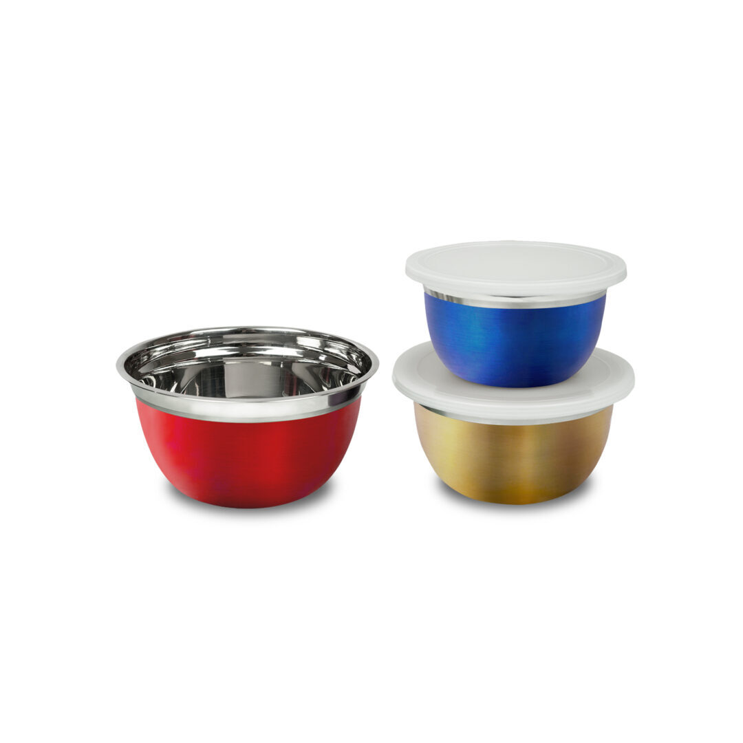 Tres cuencos de acero inoxidable: uno rojo, uno azul, uno dorado. Dos con tapa.