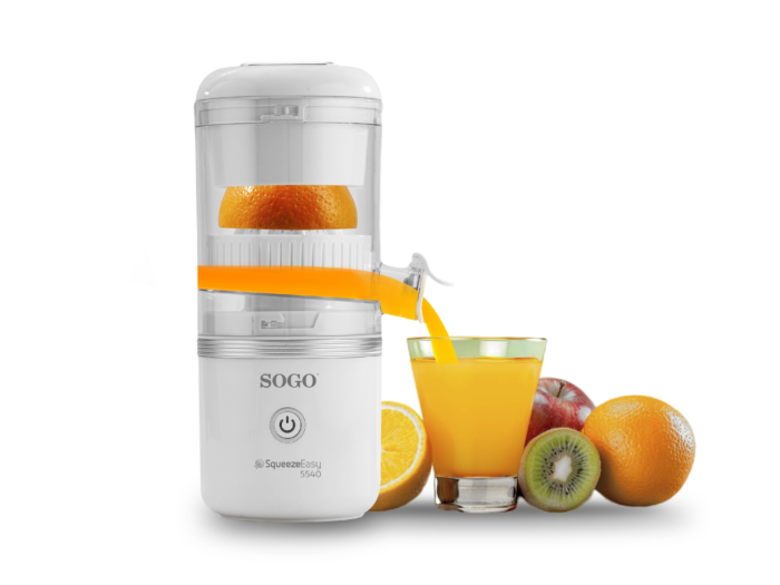 Un spremiagrumi bianco estrae succo da un'arancia. Il succo fluisce in un bicchiere.
