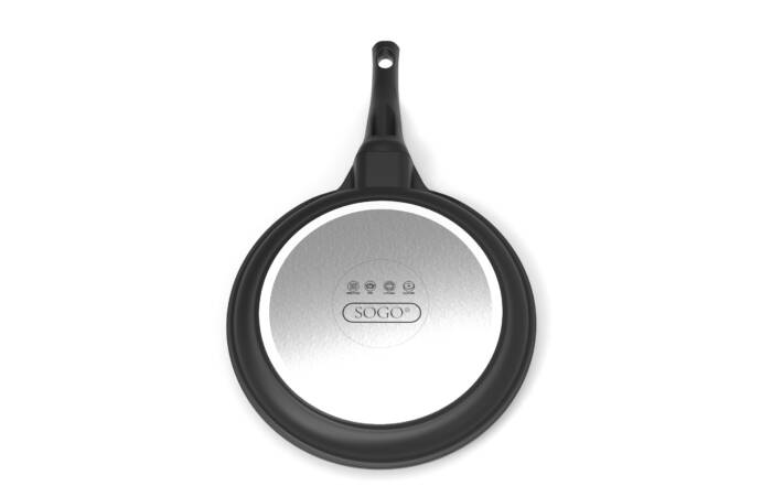 Parte inferiore di una padella nera con inserto argentato e logo Sogo.