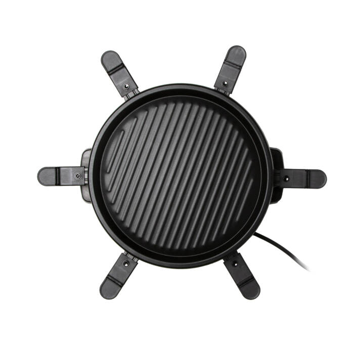 Una parrilla de contacto redonda y negra con superficie acanalada y cuatro patas plegables.