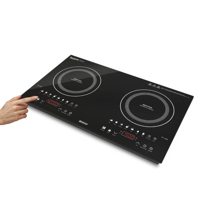 Una mano aziona un piano cottura a induzione nero con due fuochi e display digitali.