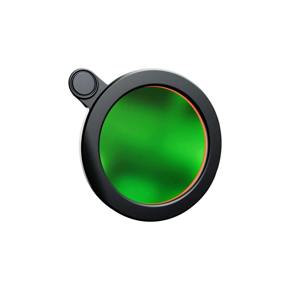 Un filtro obiettivo nero con vetro verde e bordo arancione.