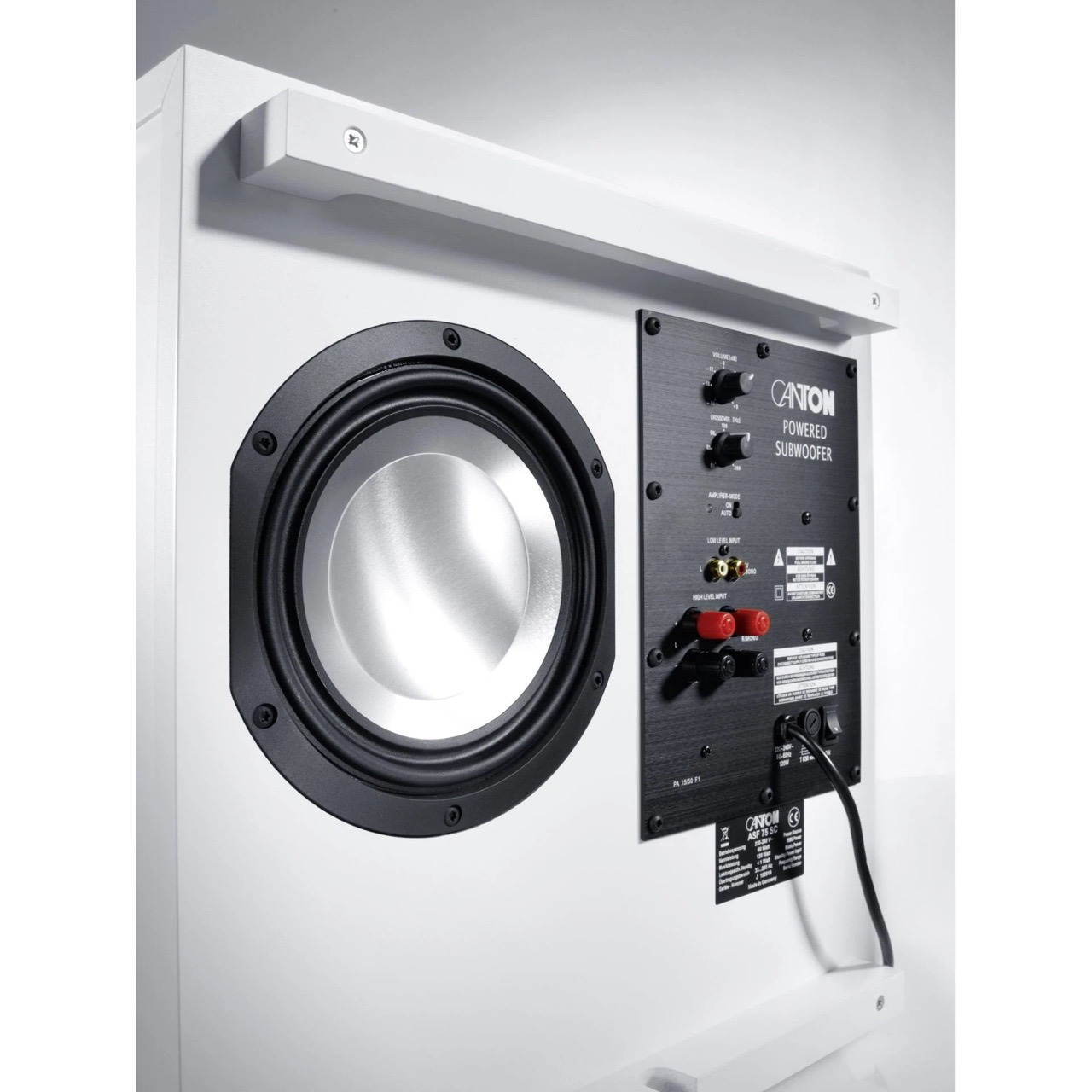 Weier Subwoofer mit schwarzem Lautsprecher und Anschlussfeld.