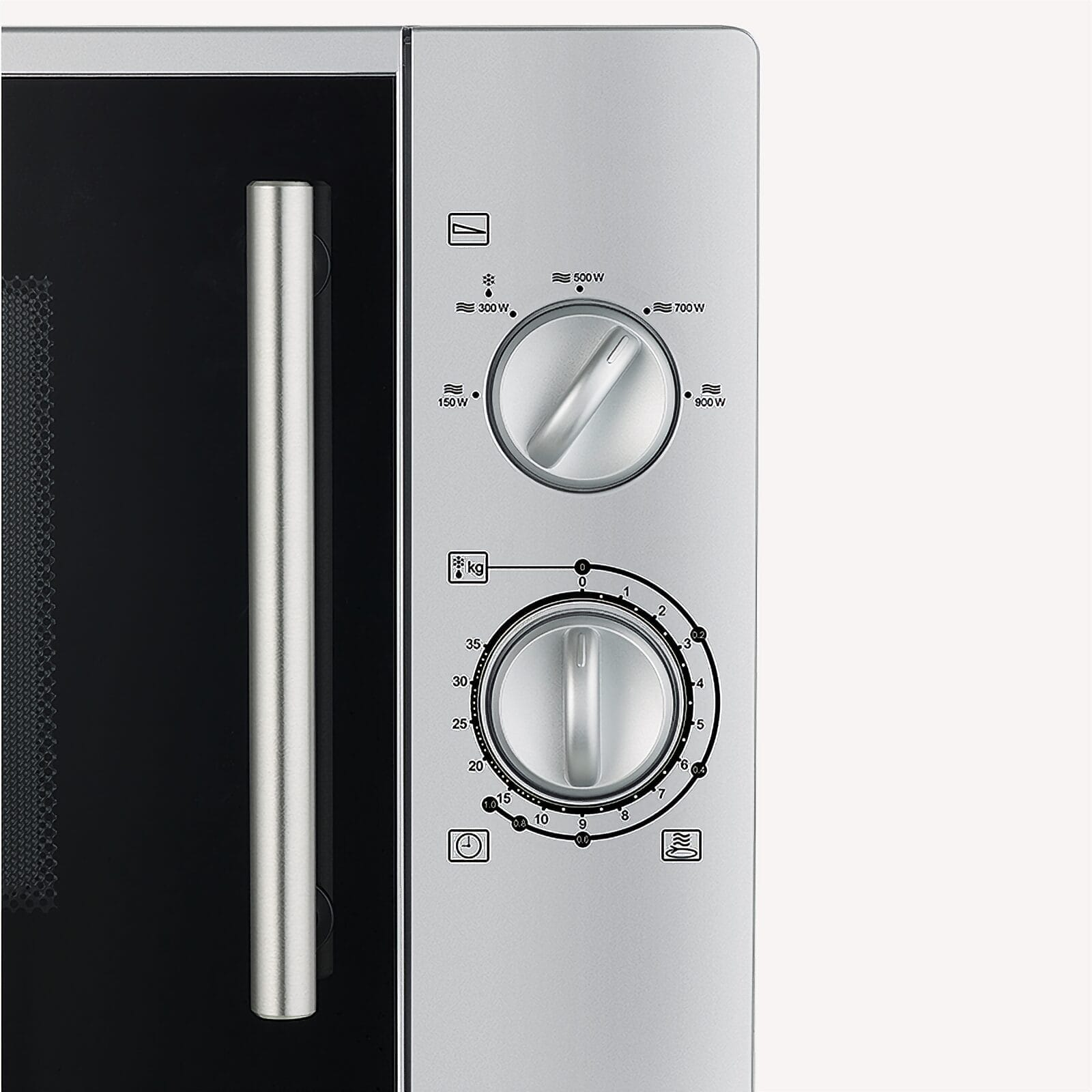 Microondas plateado con diales para potencia (150-900W) y tiempo.