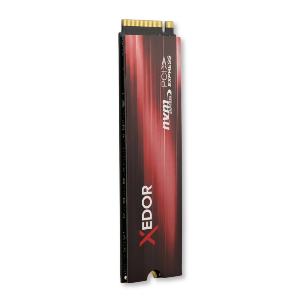 SSD NVMe nera con motivo a strisce rosse e logo 'XEDOR'.