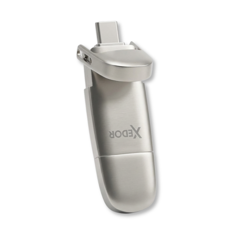 Une clé USB argentée avec boîtier pivotant et logo visible.