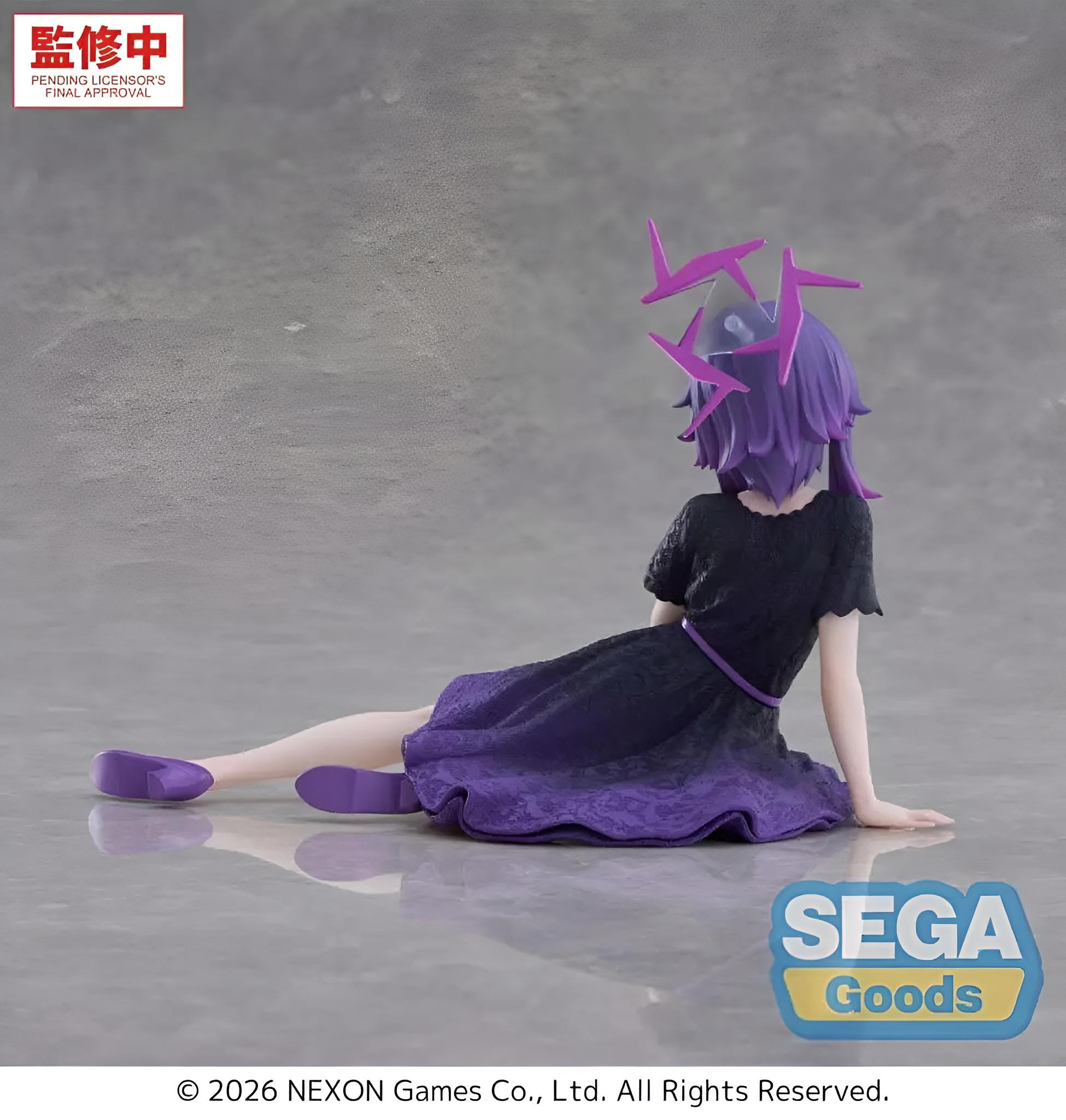 Figur einer Person mit lila Kleid und Haaren, sitzt auf grauem Untergrund.
