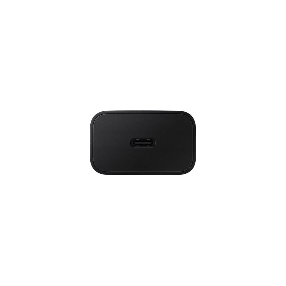 Un adaptador USB-C negro con esquinas redondeadas y un puerto central.