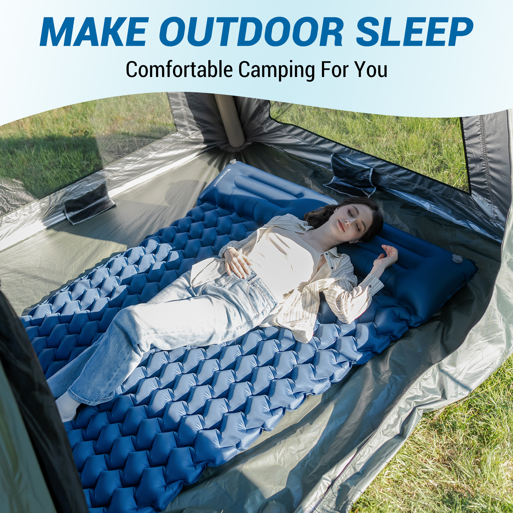 Donna dorme su materassino gonfiabile blu in tenda su erba.