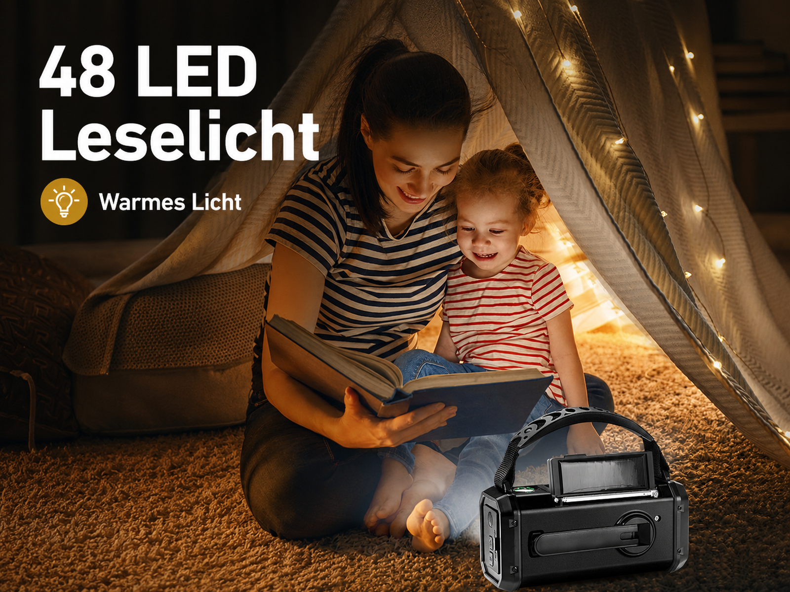 Mutter und Kind lesen im Zelt bei Lichterketten. Tragbares Licht im Vordergrund.