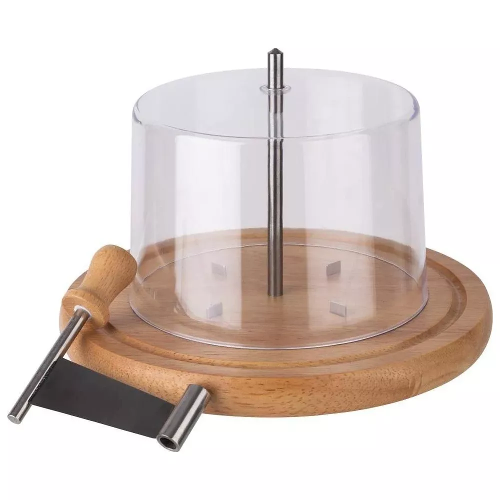 Ein Käseschneider mit Holzbrett, Metallklinge und transparentem Deckel.