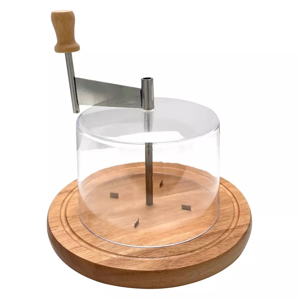 Ein Käseschneider mit Holzsockel, transparenter Haube und Kurbel.