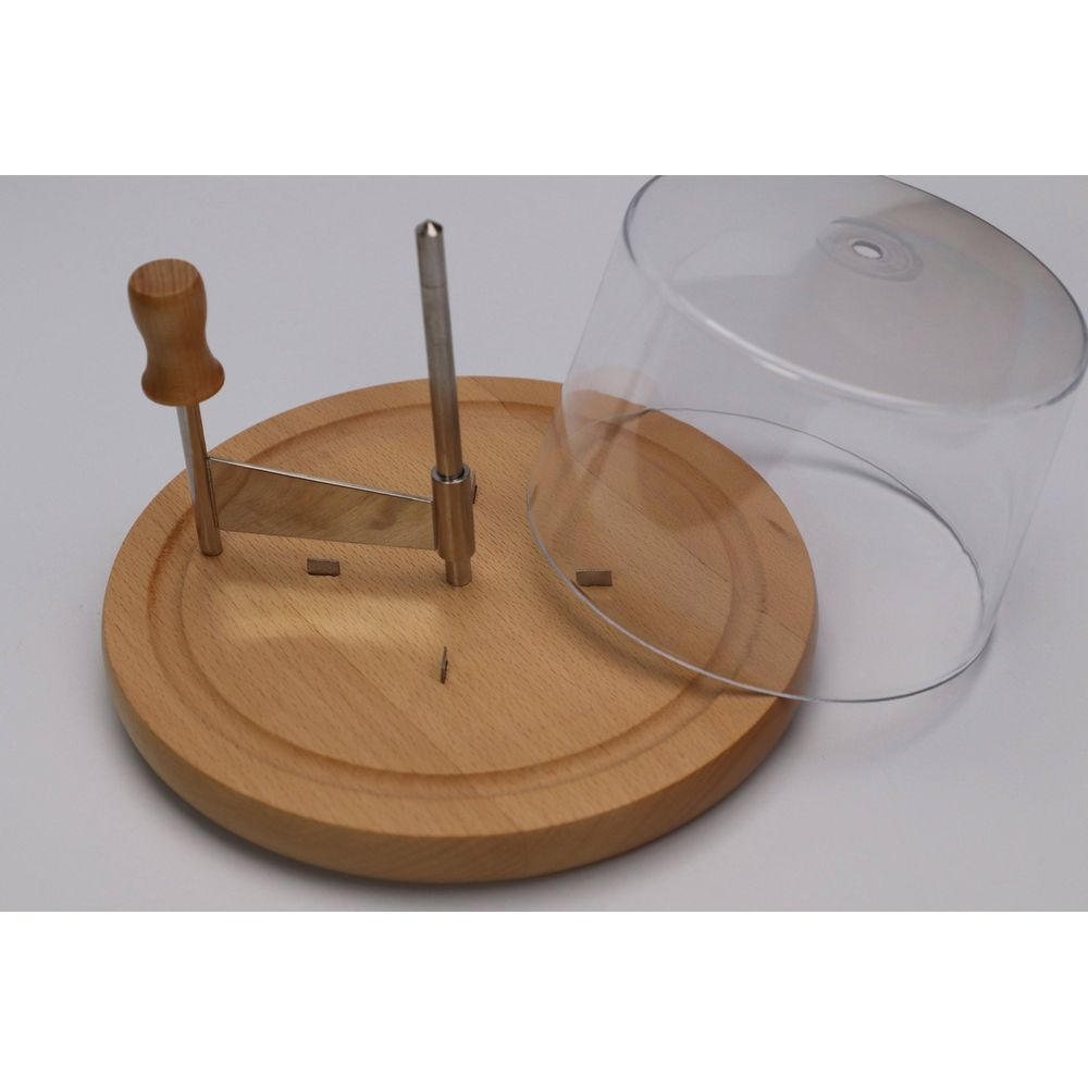Holzbrett mit Käsehobel und transparenter Haube